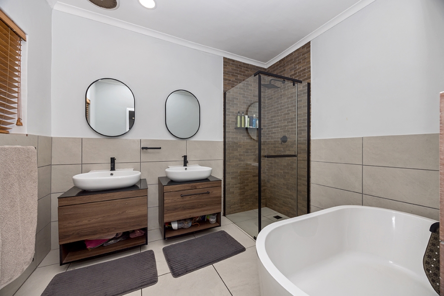 7 Bedroom Property for Sale in Sonstraal Western Cape